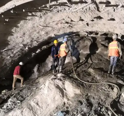 围场隧道拱顶带模注浆料，微膨胀注浆料的特点及施工工艺